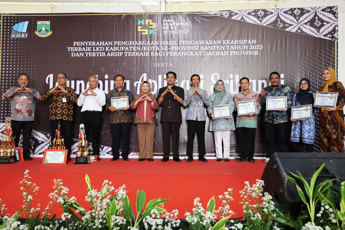 Penyerahan Penghargaan Hasil Pengawasan Kearsipan Terbaik, Tertib Arsip Terbaik Bagi Perangkat Daerah Provinsi dan Launching Aplikasi SRIKANDI