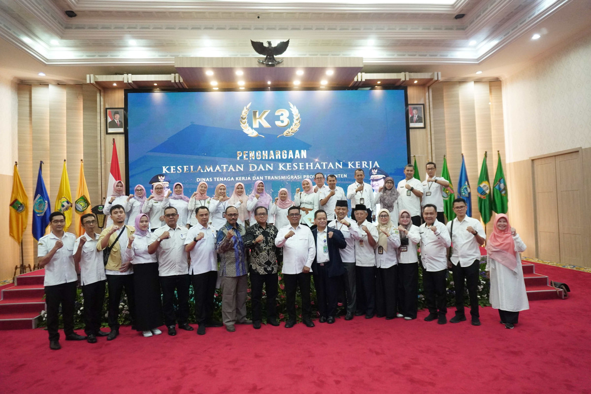 Gubernur Banten Andra Soni Serahkan Penghargaan K3 Award Provinsi Banten Tahun 2025